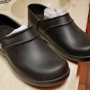 NEW! CROCS Women’s Neria Pro Clog
Black SZ. 8